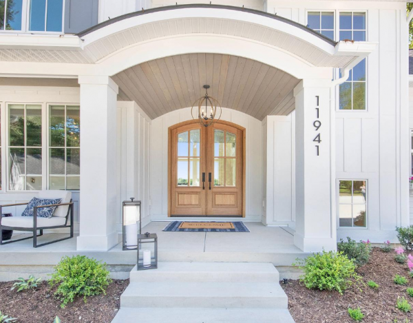 Desain rumah dengan pintu ganda yang besar dan elegan